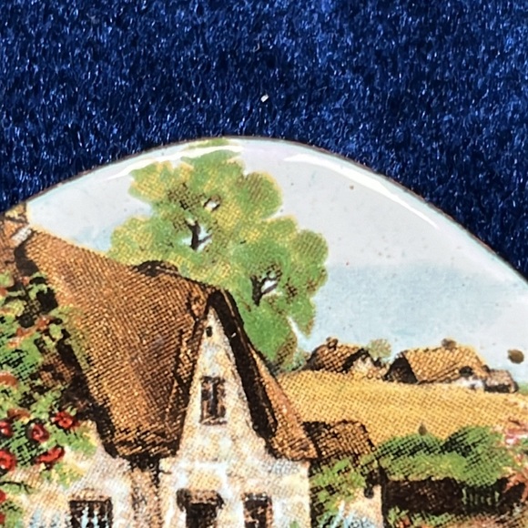 ☘️ Irish Garden & Cottage Thatched Roof Enameled Pin or Brooch  ☘️ - Picture 5 of 6